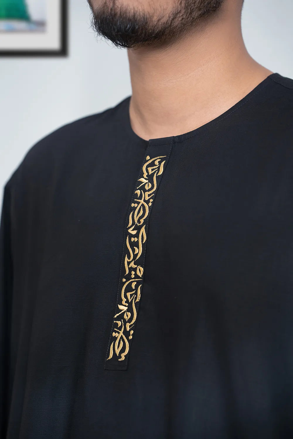Moroccan-Inspired Thobe featuring Arabic Calligraphy Embroidery on the Short Sleeve Jalabiya