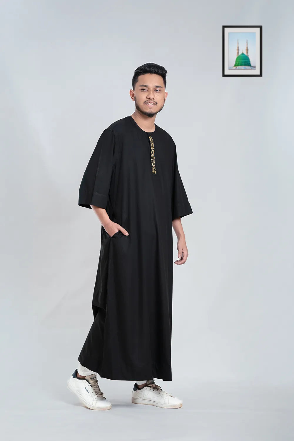 Moroccan-Inspired Thobe featuring Arabic Calligraphy Embroidery on the Short Sleeve Jalabiya