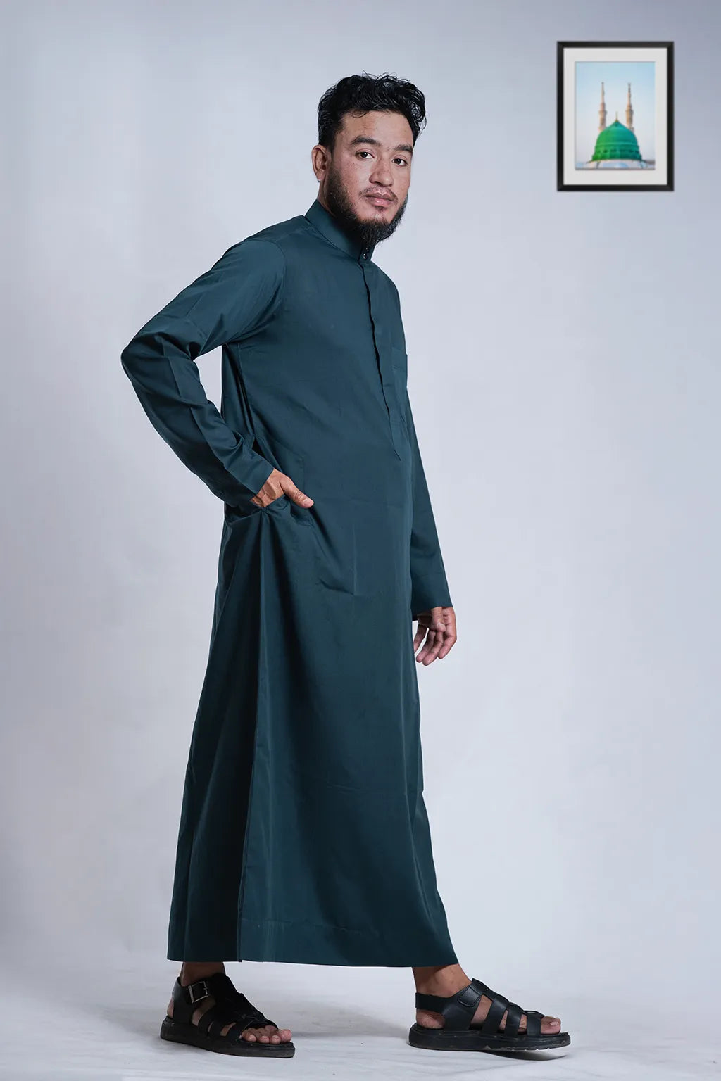 Men's Dark Green Thobe: Classic Saudi Dishdasha with Pocket on Chest L